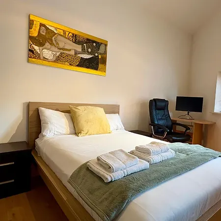 Modern 3-bed In Centre, 10 Min To Spire