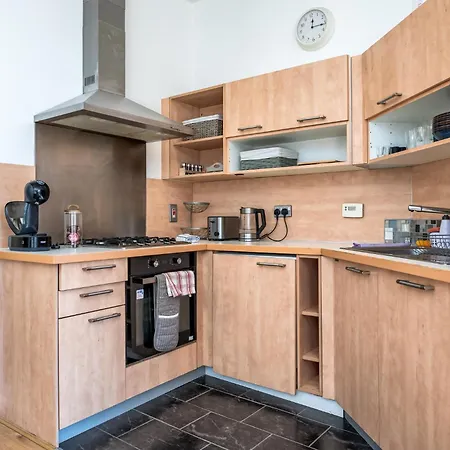3 Bed In Centre 10min To Spire