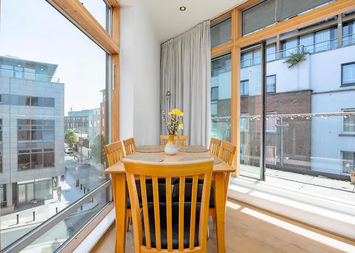 Modern 3-bed In Centre, 10 Min To Spire Appartamento