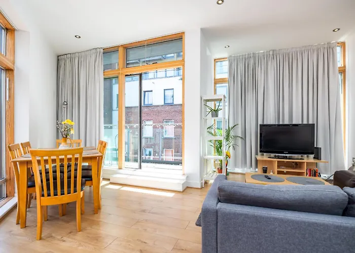 Modern 3-bed In Centre, 10 Min To Spire Appartamento