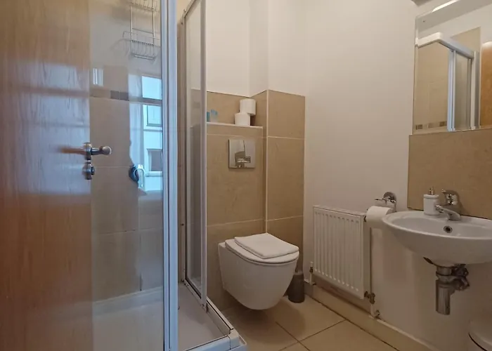 Modern 3-bed In Centre, 10 Min To Spire